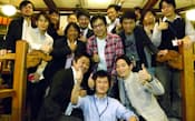 著者の斉藤徹氏（中央上）と「ソーシャルシフトの会」のメンバー