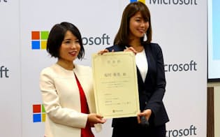 日本マイクロソフトの三上智子業務執行役員Microsoft 365ビジネス本部長（左）と、「中小企業お助け隊」の公式アンバサダーに就任したタレントの稲村亜美さん