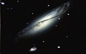 天の川銀河の円盤は外縁部がめくれ上がっていることがわかってきた。これは概念図だが、もし数億年の動きを早回しで見ることができたら、銀河円盤がゆっくり波打つ様子が分かるだろう。(C) Don Dixon