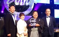 2017年のIWCのSAKE部門で「チャンピオンサケ」を獲得した南部美人の久慈浩介氏（右から2人目）
