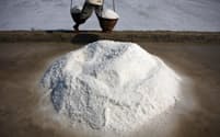 インドネシアのマドゥラ島では、伝統的な天日製塩で塩が作られている。新たな研究によって、この地域で生産される塩はマイクロプラスチックの含有量が特に高いことがわかった（PHOTOGRAPH by Ulet Ifansasti, Getty Images）