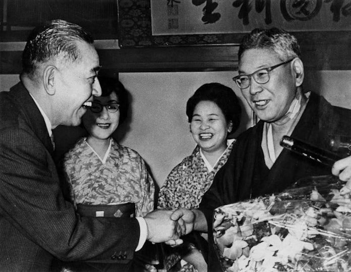 池田政権の幕引きを仕切る 日本経済新聞