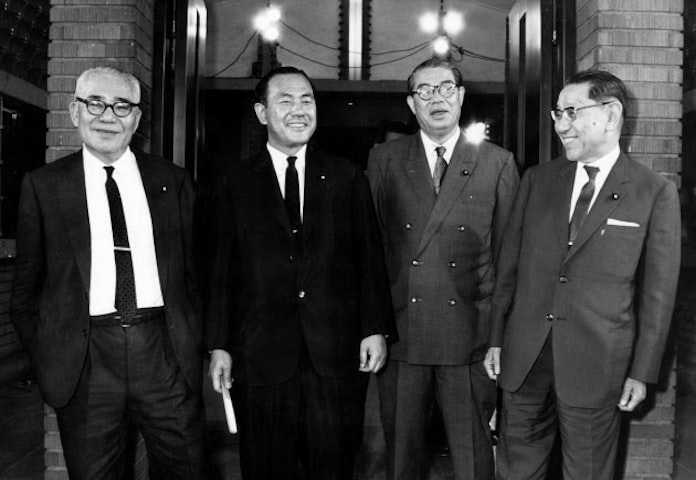 池田政権の幕引きを仕切る 日本経済新聞