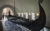 1903年に発見されたオーセベリ船。ノルウェーの首都オスロのバイキング船博物館に展示されている。保存状態のよいバイキング船は、これを含めて3隻しかない（PHOTOGRAPH BY OMAR MARQUES, ANADOLU AGENCY/GETTY IMAGES）