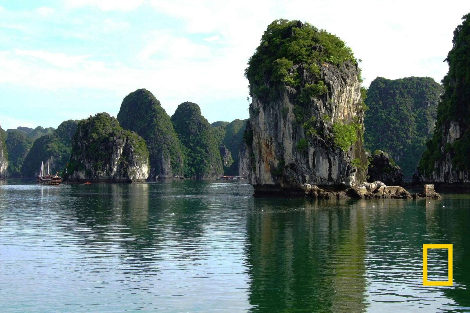 エメラルドの海と奇岩が織りなす世界遺産 ハロン湾 Nikkei Style エメラルドの海と奇岩が織りなす世界遺産 ハロン湾 Nikkei Style