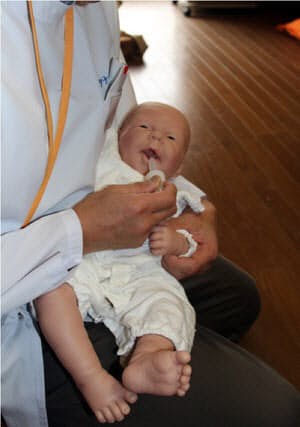 横抱きで少しずつ 乳児に薬を飲ませる4つのコツ Nikkei Style 横抱きで少しずつ 乳児に薬を飲ませる4つのコツ Nikkei Style