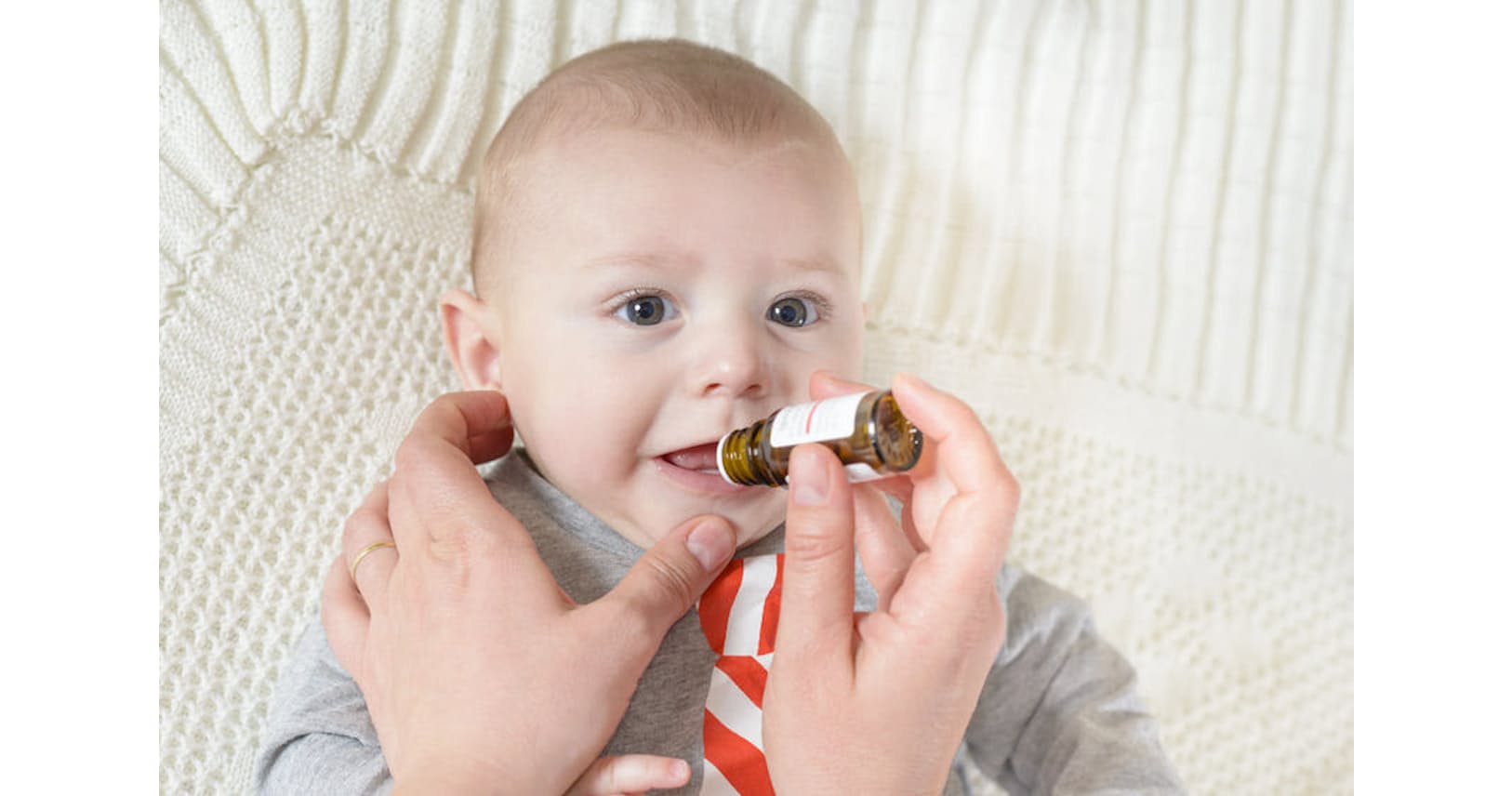 横抱きで少しずつ 乳児に薬を飲ませる4つのコツ Nikkei Style 横抱きで少しずつ 乳児に薬を飲ませる4つのコツ Nikkei Style