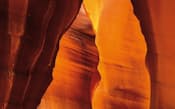バックスキン峡谷の奇妙によじれた赤い岩壁が、上方からもれ落ちる陽光を受けて輝く (c)Richard Cummins/Lonely Planet Images