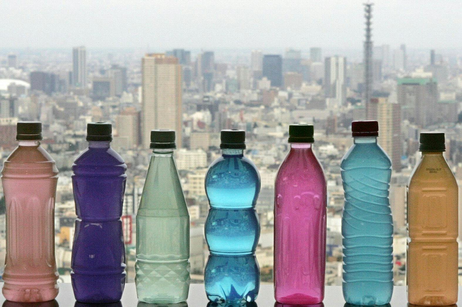 進化するペットボトル 10グラム台続々 形状に意味 Nikkei Style 進化するペットボトル 10グラム台続々 形状に意味 Nikkei Style