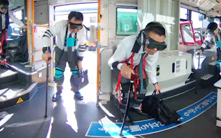 高齢者疑似体験の研修を受ける近鉄バスの運転手たち(大阪府摂津市)