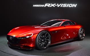 15年の東京モーターショーで発表したロータリーを搭載するコンセプト「RX-VISION」。FR車に見える