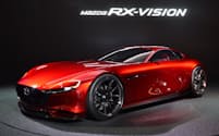 15年の東京モーターショーで発表したロータリーを搭載するコンセプト「RX-VISION」。FR車に見える