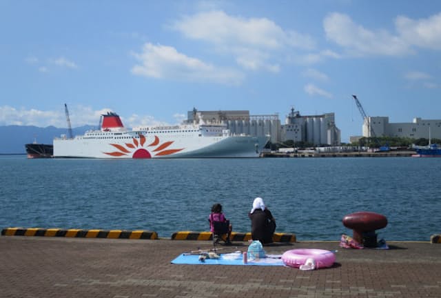 鹿児島・志布志港に到着した「さんふらわあ きりしま」。地元の人たちの生活に溶け込んでいる（写真：津田千枝）