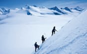 シャクルトン・ギャップから稜線を登る登山家たち。その向こうにマレー雪原が広がっている (c)Grant Dixon/Lonely Planet Images