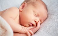 人間は胎児のときはレム睡眠に近い状態にあるが、次第にノンレム睡眠が増えていく（写真はイメージ=PIXTA）