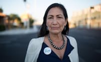 国道66号線に立つデブ・ハーランド氏。選挙事務所のあるニューメキシコ州アルバカーキ、ノブヒル地区で撮影。ハーランド氏は約65人の先住民女性とともに、2018年の中間選挙に出馬。連邦議会初の先住民女性議員の一人となった（PHOTOGRAPH BY DANIELLA ZALCMAN, NATIONAL GEOGRAPHIC）