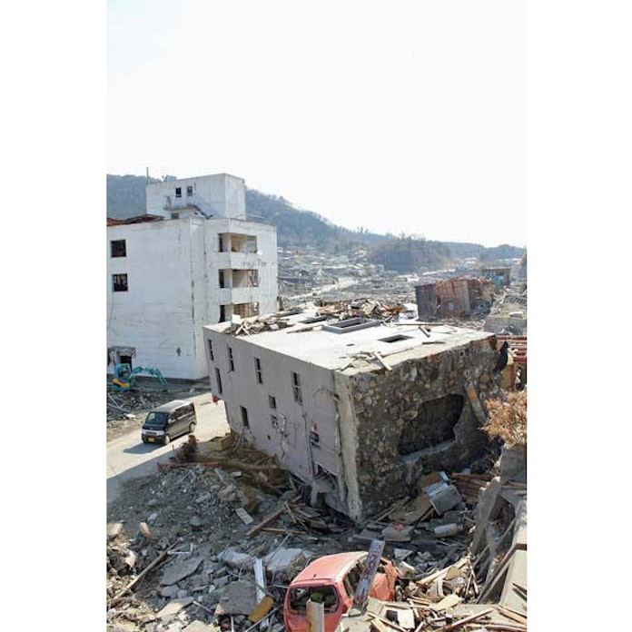 大津波で鉄筋コンクリート造の建物が横転した理由 日本経済新聞