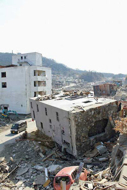 大津波で鉄筋コンクリート造の建物が横転した理由 日本経済新聞