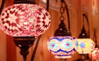 幻想的な光があふれるトルコモザイクランプ。自由なデザインで自作可能（写真:水津陽子）
