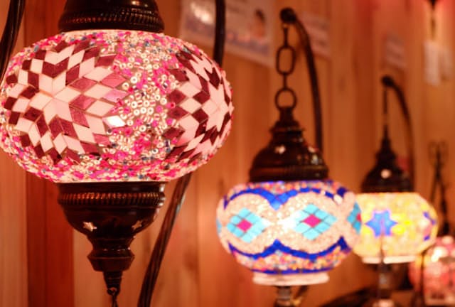 幻想的な光があふれるトルコモザイクランプ。自由なデザインで自作可能（写真：水津陽子）