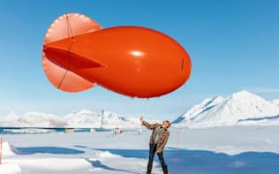 技術者のユルゲン・グレーザー氏が気球を使って風のデータを取る（PHOTOGRAPH BY PAOLO VERZONE/VU FOR IPEV）