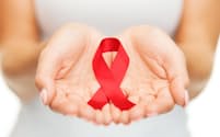 エイズへの理解と支援の象徴として使われているレッドリボン。エイズに関して偏見を持っていないことを示す。写真はイメージ=(c)dolgachov-123RF