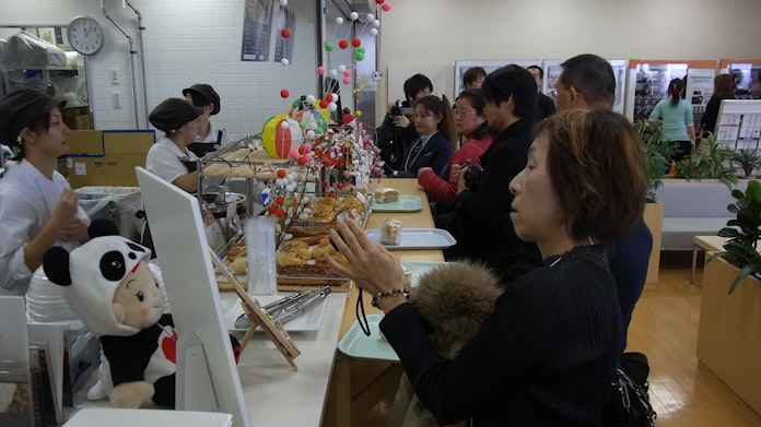 アムロの声も流れる バンダイ社食ツアーに学ぶ良い口コミの作り方 日本経済新聞 アムロの声も流れる バンダイ社食ツアーに学ぶ良い口コミの作り方 日本経済新聞