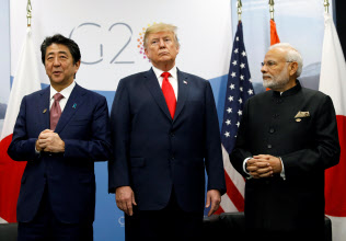 ブエノスアイレスで初めての日米印首脳会談が開かれた=ロイター ブエノスアイレスで初めての日米印首脳会談が開かれた=ロイター