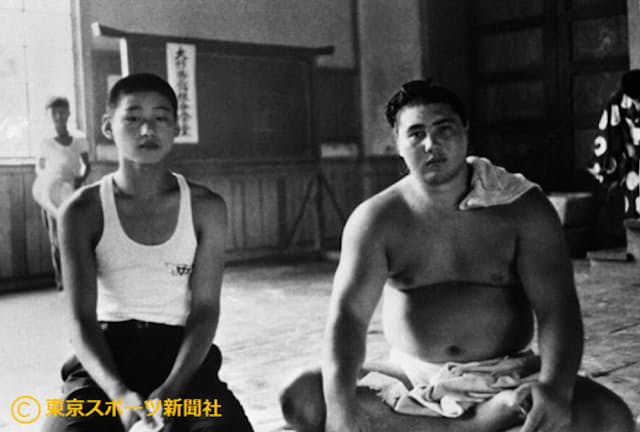 二所ノ関部屋に入門した天龍氏（左）、右は横綱・大鵬（1963年12月）＝東京スポーツ新聞社提供