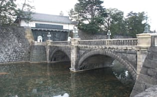 左奥が皇居正門。一般参賀のときは、広場からみて手前にあるこの石橋を渡って皇居に入る