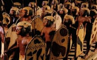 死者を守る軍勢:紀元前2000年ごろ、エジプトのアスユートでメセティという名の貴族が亡くなり、彩色された木製の人形40体と共に葬られた。エジプト人兵士をかたどった人形は高さ約60センチで、槍と盾を持っている（PHOTOGRAPH BY KENNETH GARRETT）