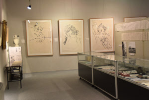 卒業生のゆかりの品を展示するギャラリー