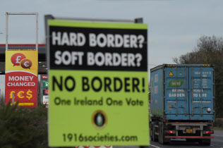 英領北アイルランドとアイルランドの国境=ロイター 英領北アイルランドとアイルランドの国境=ロイター