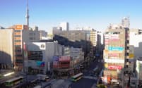 JR亀戸駅周辺では東京スカイツリー（左後方）が迫ってくるように見える（東京都江東区）
