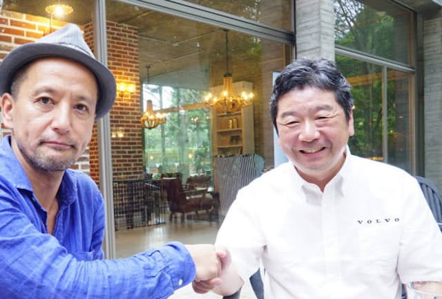 ボルボ・カー・ジャパンの木村隆之社長（右）と小沢コージ氏