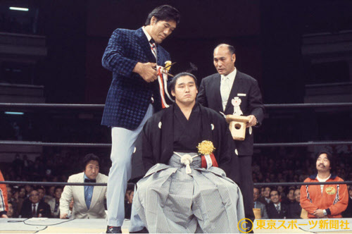 関取・天龍（中）の断髪式で大いちょうにハサミを入れるジャイアント馬場=左（1976年12月）=東京スポーツ新聞社提供
