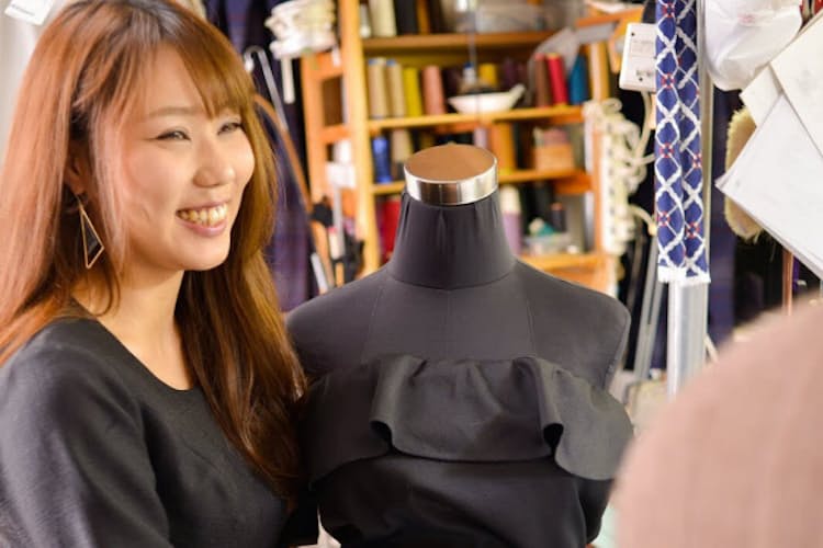 胸が大きいと職場で着る服に困る Nikkei Style 胸が大きいと職場で着る服に困る Nikkei Style