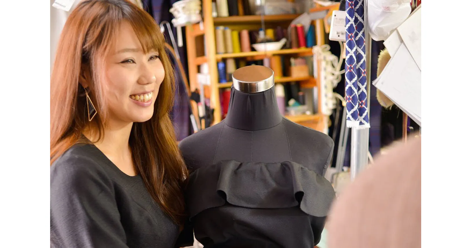 胸が大きいと職場で着る服に困る Nikkei Style 胸が大きいと職場で着る服に困る Nikkei Style