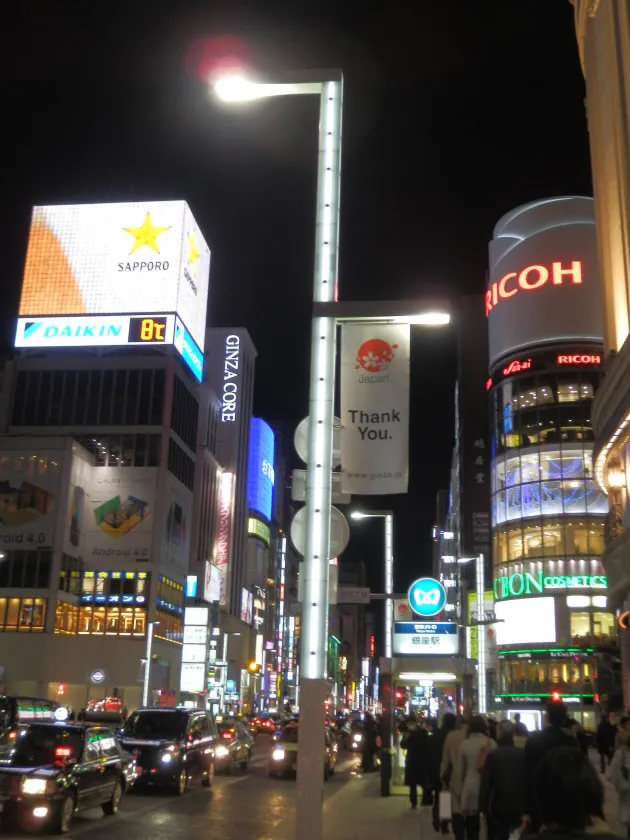 ティファニーの赤い路地 昭和レトロ裏通り 夜の銀座を探検 Nikkei Style ティファニーの赤い路地 昭和レトロ裏通り 夜の銀座を探検 Nikkei Style