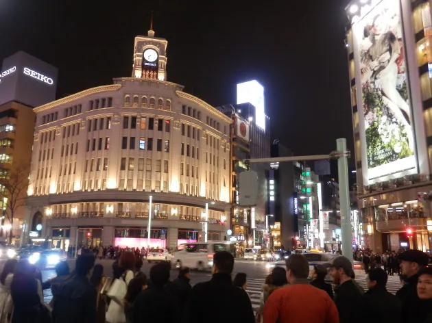 ティファニーの赤い路地 昭和レトロ裏通り 夜の銀座を探検 Nikkei Style ティファニーの赤い路地 昭和レトロ裏通り 夜の銀座を探検 Nikkei Style