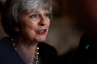 欧州連合(EU)からの離脱案の採決を「必ずやる」と明言したメイ英首相=ロイター 欧州連合(EU)からの離脱案の採決を「必ずやる」と明言したメイ英首相=ロイター