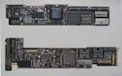新しいiPad（上）とiPad 2（下）のメイン基板の比較。いずれもWi-Fiモデル。iPad 2の基板は部品を取り外した状態である