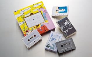 平成生まれのライターが持っているカセットテープ。最近は若いアーティストもカセットを多数リリースしている（一つだけ、昭和のカセットがあります。わかりますか）