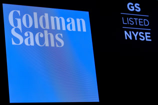 マレーシア政府系ファンドの汚職問題に揺れる米金融大手ゴールドマン・サックス=ロイター マレーシア政府系ファンドの汚職問題に揺れる米金融大手ゴールドマン・サックス=ロイター