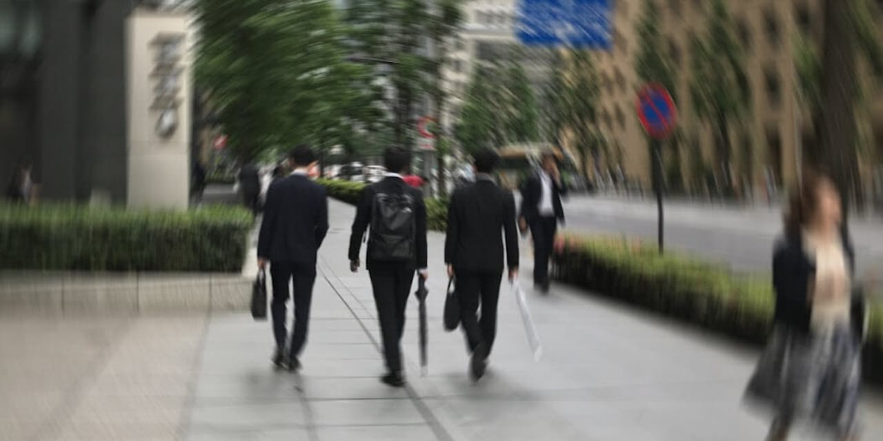 内定式前後にバタバタする学生は今も昔も Nikkei Style 内定式前後にバタバタする学生は今も昔も Nikkei Style