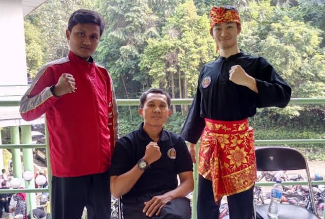 インドネシア伝統の道着姿の麻生さん（右）とコーチ