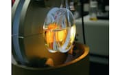 豊田中研が開発した人工光合成システムに光を照射している様子。酸化側の光触媒が紫外光、還元側で可視光を使う