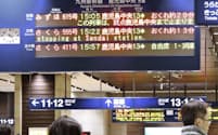 26日午後、震度5弱の地震の影響による九州新幹線の遅れを伝えるJR熊本駅の電光掲示板=共同