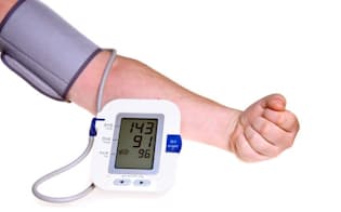 高血圧と指摘されても放置している人は多いが、甘く見てはいけない。写真はイメージ=(c)PaulPaladin-123RF