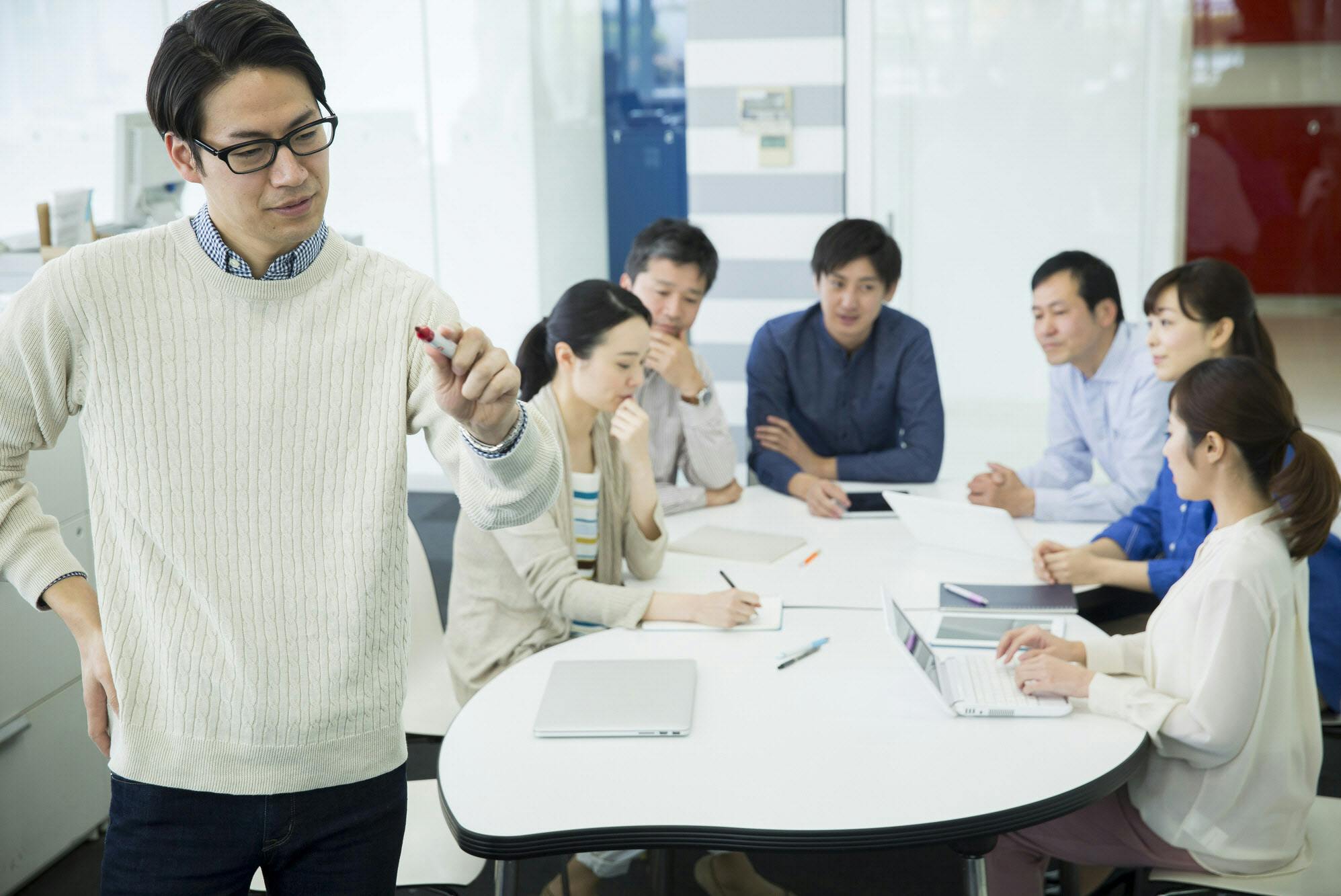 会議で過ぎるムダ時間 要領得ない人の話は終わらない Nikkei Style